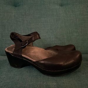 Dansko Black leather Sam closed toe sandal Size 7